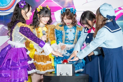 バズリウムトラック点灯式の様子。