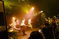 一列になって踊るSUSHIBOYS。（Photo by Goku Noguchi）