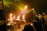 一列になって踊るSUSHIBOYS。(Photo by Goku Noguchi)