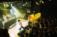 ゴムボートを投げ込むSUSHIBOYS。（Photo by Goku Noguchi）