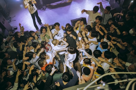 観客に囲まれながら新曲「おにぎり」を披露するSUSHIBOYS。（Photo by Goku Noguchi）