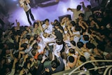 観客に囲まれながら新曲「おにぎり」を披露するSUSHIBOYS。(Photo by Goku Noguchi)