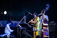 フルートを演奏する加納奈実（中央）。