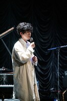 ピアノを離れてトークする壷阪健登。