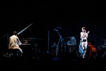 2人だけで「港にて」を披露するsoraya。