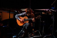 ゲストプレイヤーの閑喜弦介（G）。