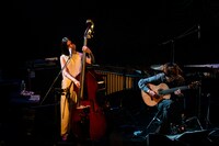 石川紅奈（左）と閑喜弦介（右）。