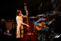 ゲストプレイヤーの閑喜弦介（右）。