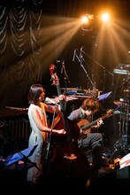 閑喜弦介（右）のギターに乗せて「ルーシー」を歌う石川紅奈（左）。