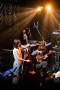 閑喜弦介(右)のギターに乗せて「ルーシー」を歌う石川紅奈(左)。