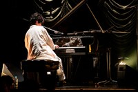 壷阪健登（Piano）