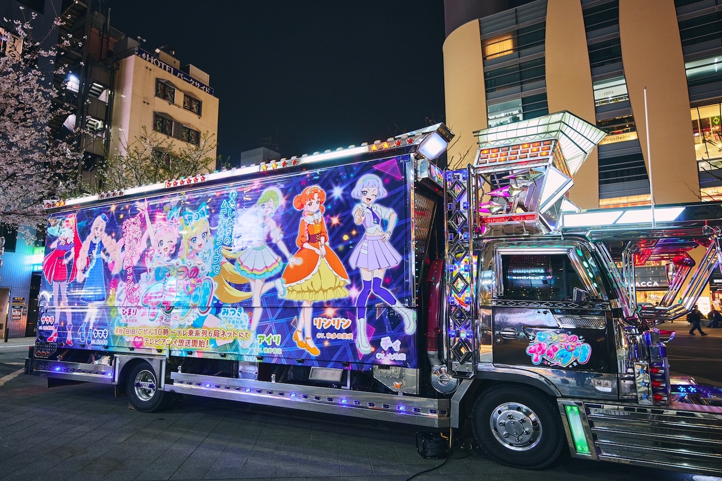 「ひみつのアイプリ」のデコレーショントラック“バズリウムトラック”。