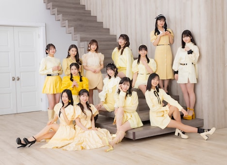 モーニング娘'24。下段左から2番目が石田亜佑美、上段右から2番目が横山玲奈。