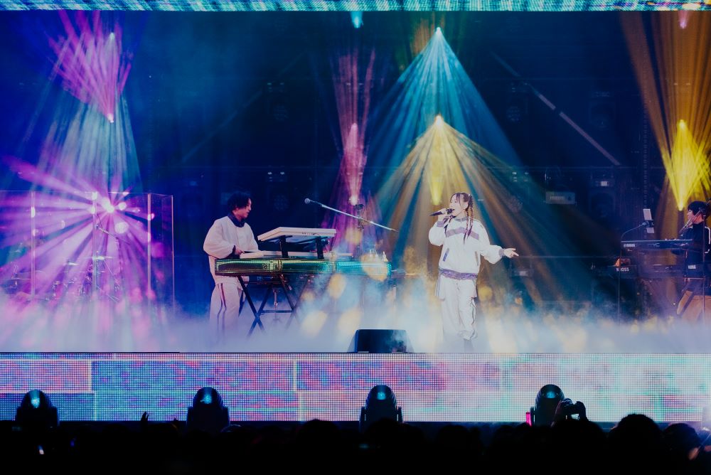 「YOASOBI ARENA TOUR 2023 “電光石火”」の様子。