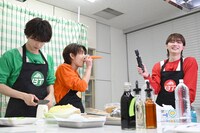 野菜切りを手伝うタクヤ（左）そっちのけでふざけるハル（中央）。