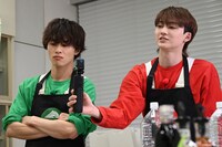 ハルを見守るタクヤとユーキ。