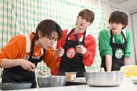 豚汁の味見をするハル（左）。