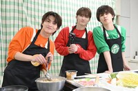 左からハル、ユーキ、タクヤ。タクヤはつまみ食い中。