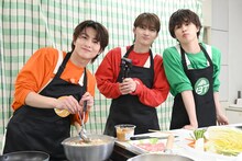 左からハル、ユーキ、タクヤ。タクヤはつまみ食い中。