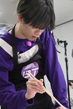 「～黒～」を調理するリョウガ。