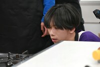 「～黒～」を調理するリョウガ。