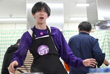 「～黒～」を調理するリョウガ。