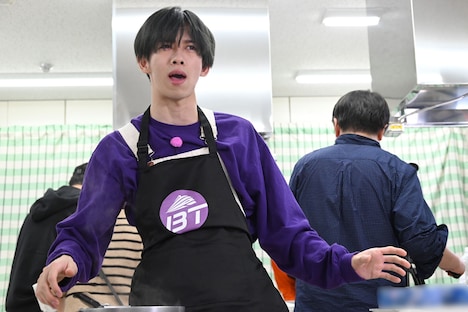 「～黒～」を調理するリョウガ。