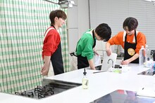 後片付けをするユーキ、タクヤ、ハル。