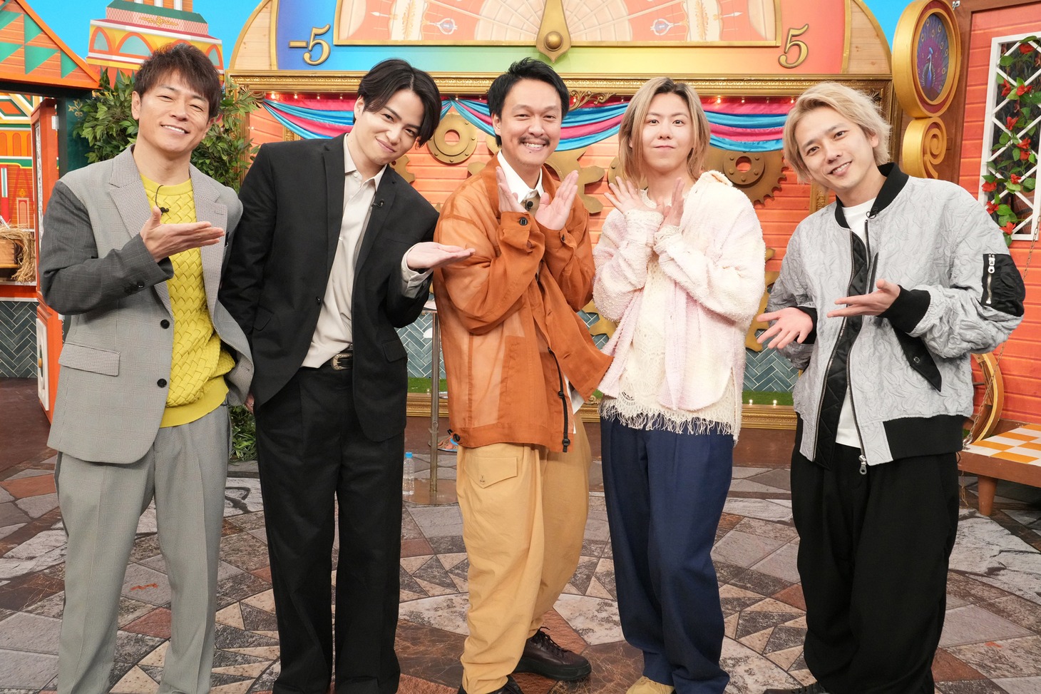 左から陣内智則、菊池風磨（timelesz）、丸山隆平（SUPER EIGHT）、藤澤涼架（Mrs. GREEN APPLE）、二宮和也。(c)日本テレビ