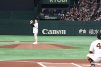 「巨人 vs DeNA」戦のファーストピッチの様子。