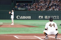 「巨人 vs DeNA」戦のファーストピッチの様子。