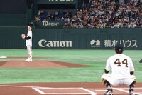 「巨人 vs DeNA」戦のファーストピッチの様子。