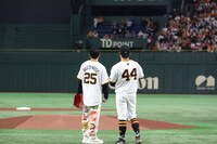 「巨人 vs DeNA」戦のファーストピッチの様子。