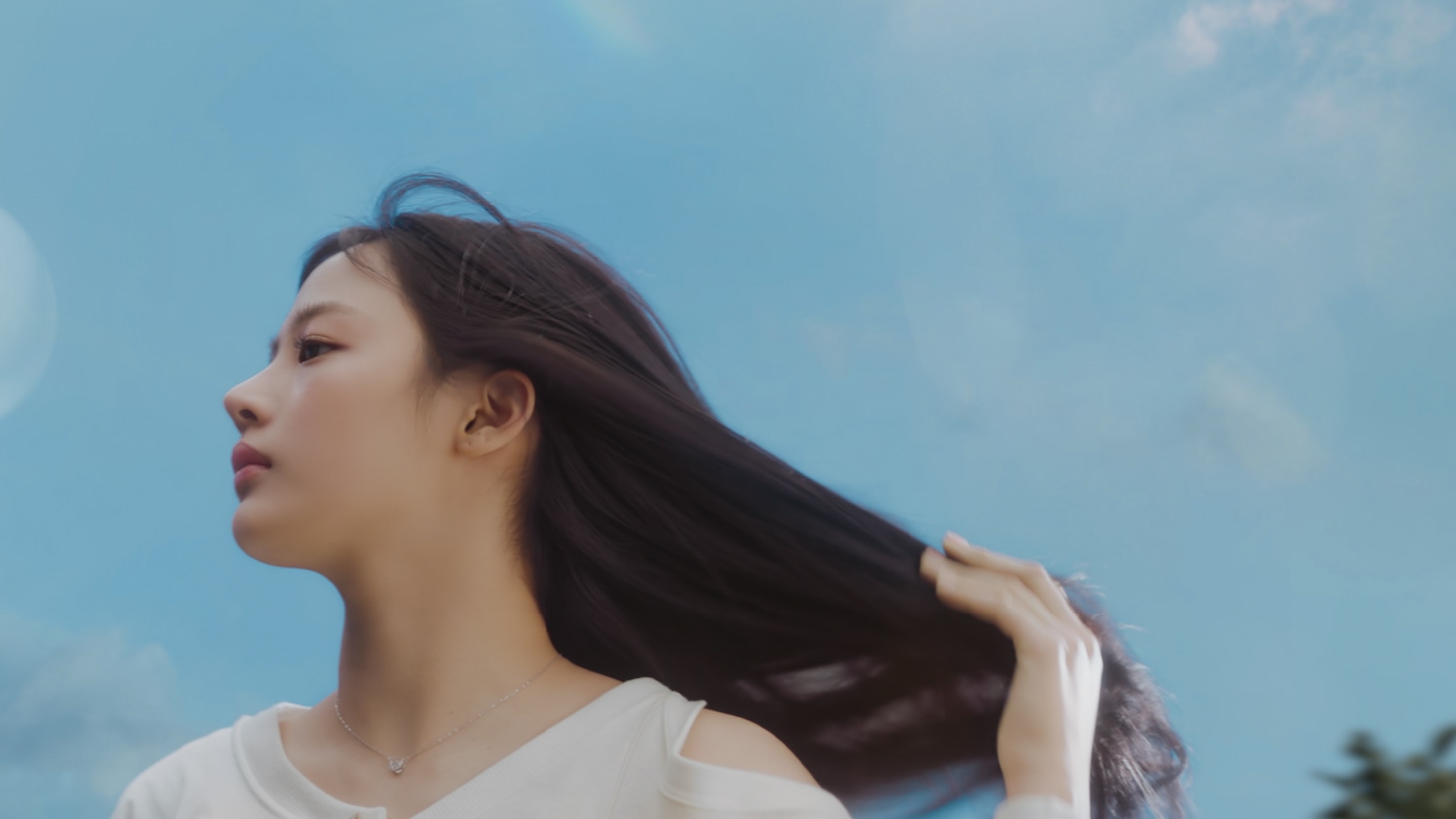 NewJeansを広告モデルに起用した「Essential Premium（エッセンシャル プレミアム）」CMより。