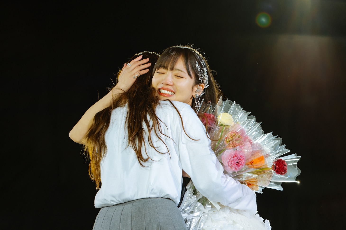 メンバーと抱き合う齊藤京子。（撮影：上山陽介）