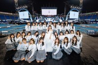 齊藤京子と日向坂46メンバー。（撮影：上山陽介）