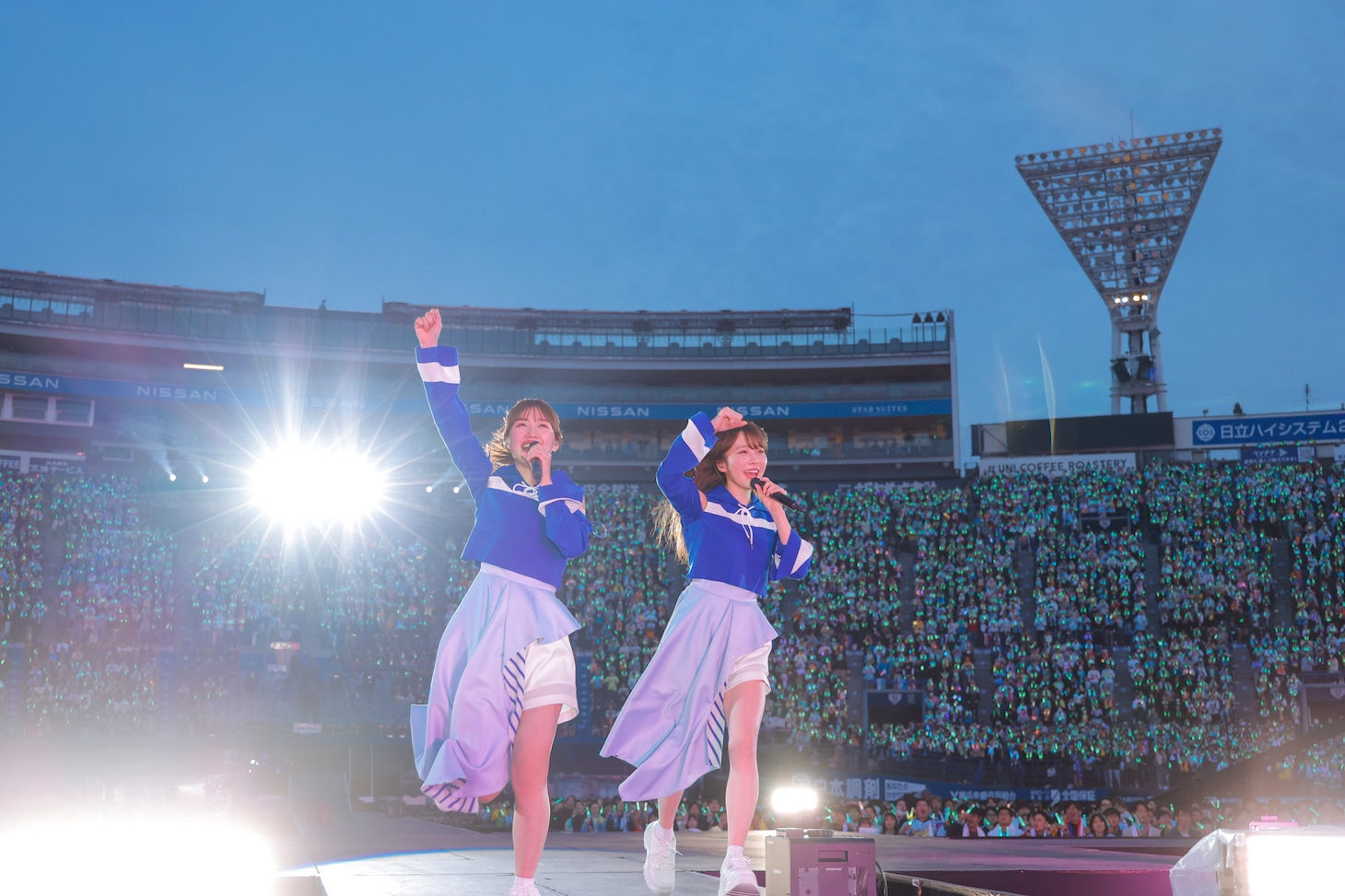 左から佐々木美玲、加藤史帆。（撮影：上山陽介）