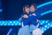 左から加藤史帆、佐々木美玲。（撮影：上山陽介）