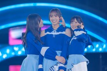 左から小坂菜緒、佐々木久美、河田陽菜。（撮影：上山陽介）