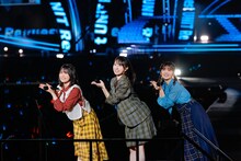 左から丹生明里、金村美玖、山下葉留花。（撮影：上山陽介）
