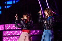 東村芽依と高本彩花。（撮影：上山陽介）