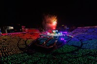 客席が虹色に染まり、会場近くで花火が打ち上がる横浜スタジアム。（撮影：上山陽介）