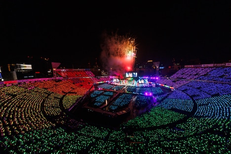 客席が虹色に染まり、会場近くで花火が打ち上がる横浜スタジアム。（撮影：上山陽介）