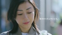 宇多田ヒカルが出演するCM 「新・綾鷹 出会う」編より。