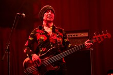 寺岡信芳（B / 亜無亜危異）（撮影：石井麻木）