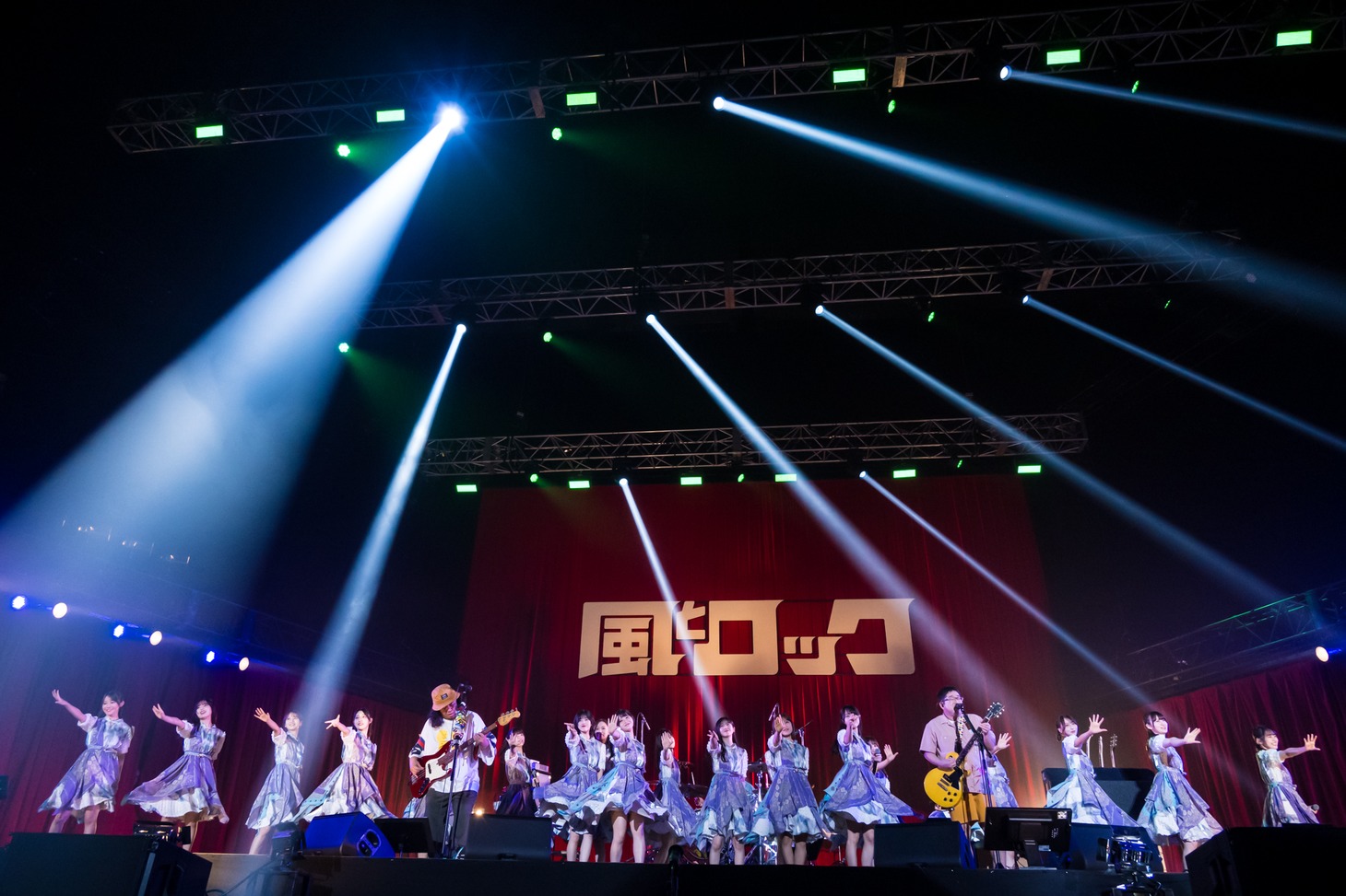 乃木坂46とサンボマスターのコラボレーションの様子。（撮影：石井麻木）