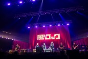 法被をまとい「長い夜」を熱唱する出演者たち。(撮影:石井麻木)