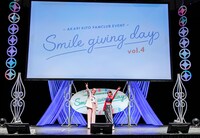 左から甚古萌、鬼頭明里。（写真提供：ポニーキャニオン）