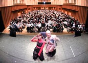 記念撮影の様子。（写真提供：ポニーキャニオン）