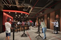 LaLa arena TOKYO-BAYのVIPエリアに設けられる「BOOSTER SQUARE」。原寸大のバスケットコートがペイントされている。